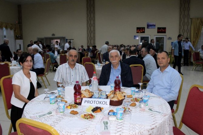 Arifiye protokolü iftarda buluştu.