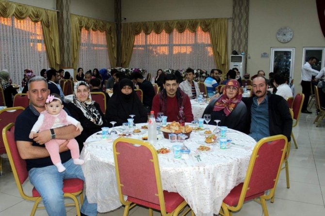 Arifiye protokolü iftarda buluştu.