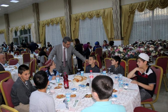 Arifiye protokolü iftarda buluştu.