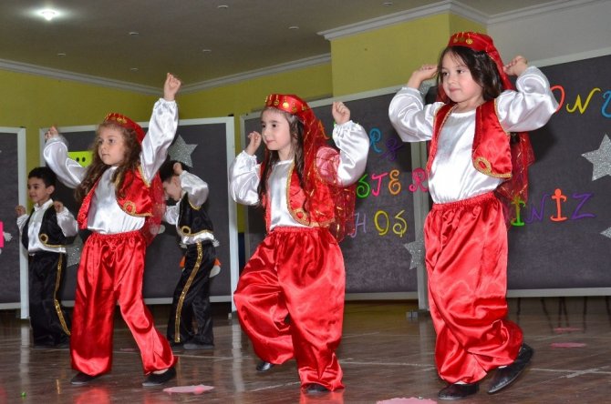 Balıkesir'de Miniklerin mezuniyet heyecanı