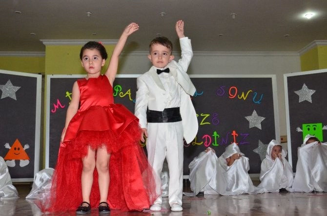 Balıkesir'de Miniklerin mezuniyet heyecanı