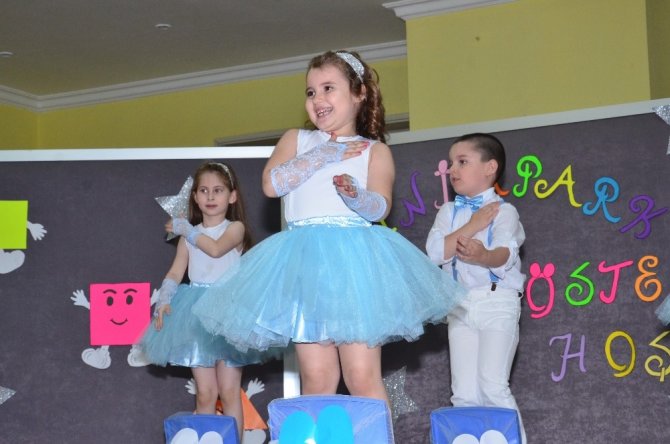 Balıkesir'de Miniklerin mezuniyet heyecanı