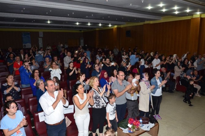 Balıkesir'de Miniklerin mezuniyet heyecanı