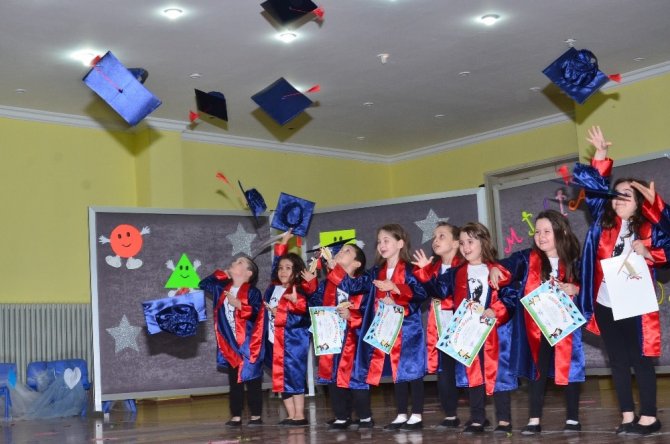 Balıkesir'de Miniklerin mezuniyet heyecanı