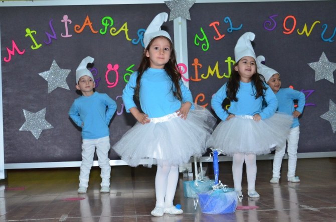 Balıkesir'de Miniklerin mezuniyet heyecanı