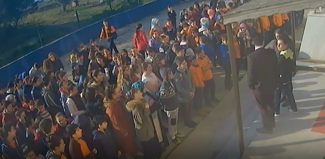 Erkek öğrenciye toka takıp rezil etmeye çalışan öğretmen(!) hala sınıfta