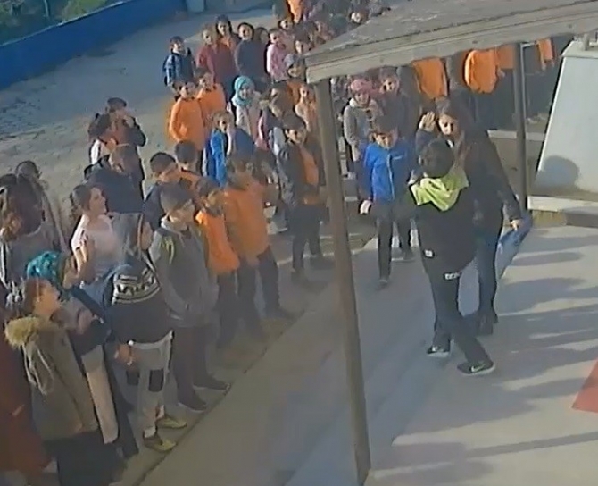 Erkek öğrenciye toka takıp rezil etmeye çalışan öğretmen(!) hala sınıfta