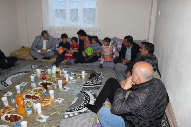 Van Çaldıran Kaymakamı Dundar, yetim kardeşlerle iftar açtı.