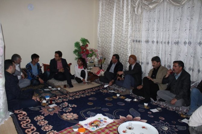 Van Çaldıran Kaymakamı Dundar, yetim kardeşlerle iftar açtı.