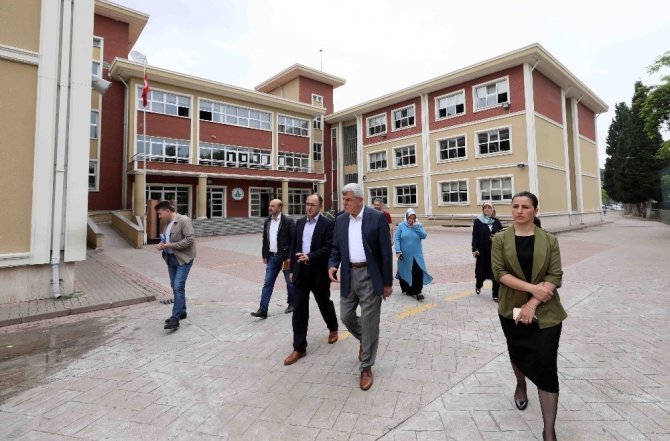 Başkan Karaosmanoğlu’nun okul ziyaretleri sürüyor