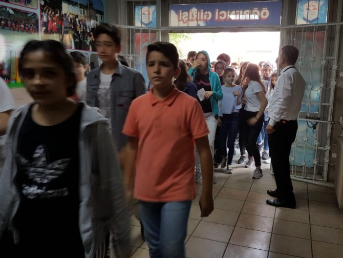 LGS için çocuklar içeride, aileler dışarıda ter döktü