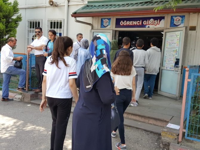 LGS için çocuklar içeride, aileler dışarıda ter döktü
