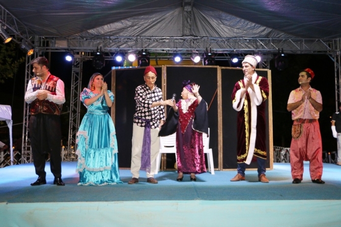 Özden tiyatrosu Şanlıurfalılarla buluştu