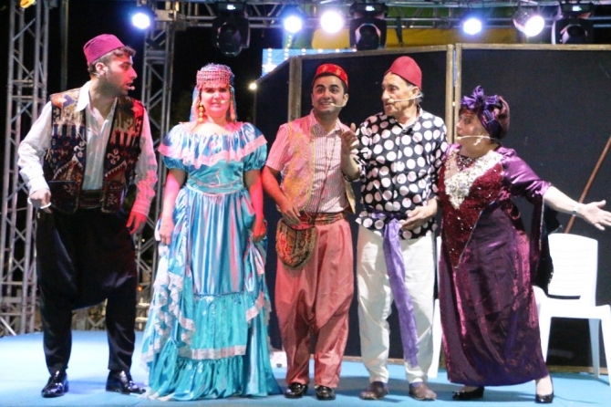 Özden tiyatrosu Şanlıurfalılarla buluştu