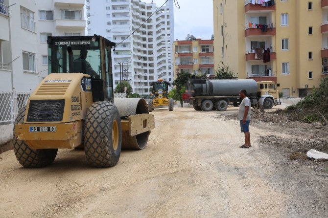 Erdemli’de asfalt çalışmaları hız kesmeden devam ediyor