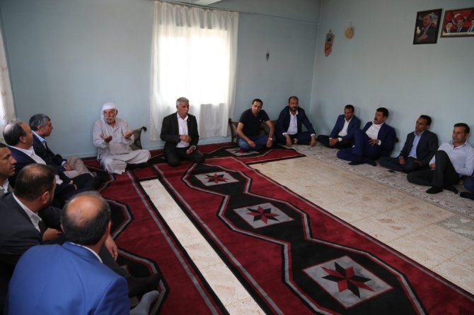 Ekinci vatandaşlarla bir arada