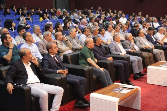 Elazığ’da münazara yarışmasında İmam Efendi Kız Anadolu Lisesi birinci oldu.