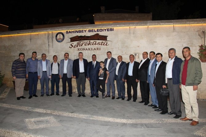 Gaziantep Ticaret Borsası'nın düzenlediği iftarda binlerce kişiyi aynı sofradaydı.