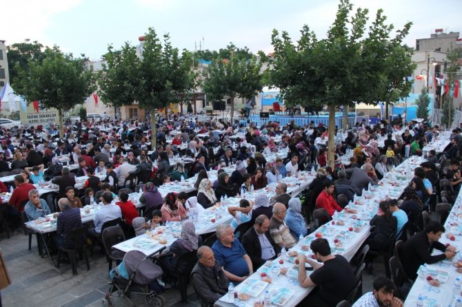 Gaziantep Ticaret Borsası'nın düzenlediği iftarda binlerce kişiyi aynı sofradaydı.