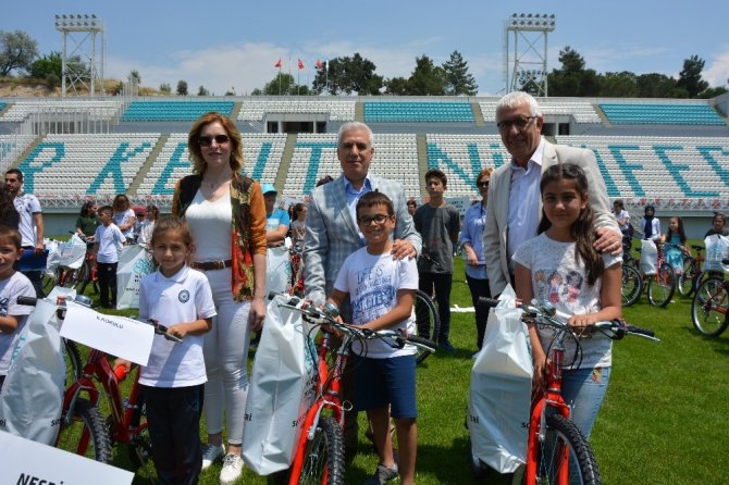 Nilüfer Belediyesi tarafından karne hediyesi olarak 400 adet bisiklet dağıtıldı