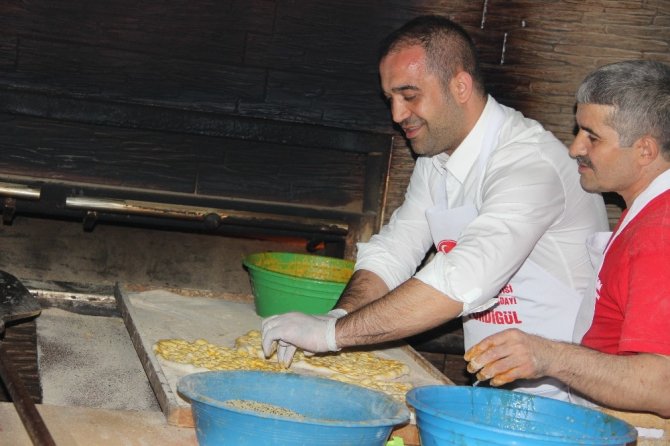 3 hilalli ramazan pidesi yapıp vatandaşlara dağıttı