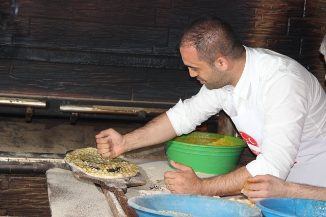3 hilalli ramazan pidesi yapıp vatandaşlara dağıttı