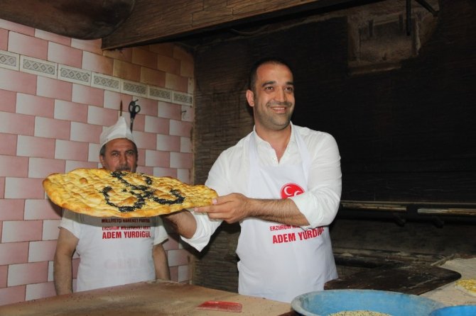 3 hilalli ramazan pidesi yapıp vatandaşlara dağıttı