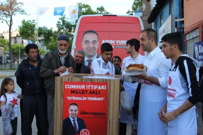 3 hilalli ramazan pidesi yapıp vatandaşlara dağıttı