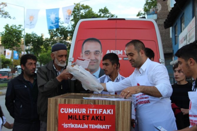 3 hilalli ramazan pidesi yapıp vatandaşlara dağıttı