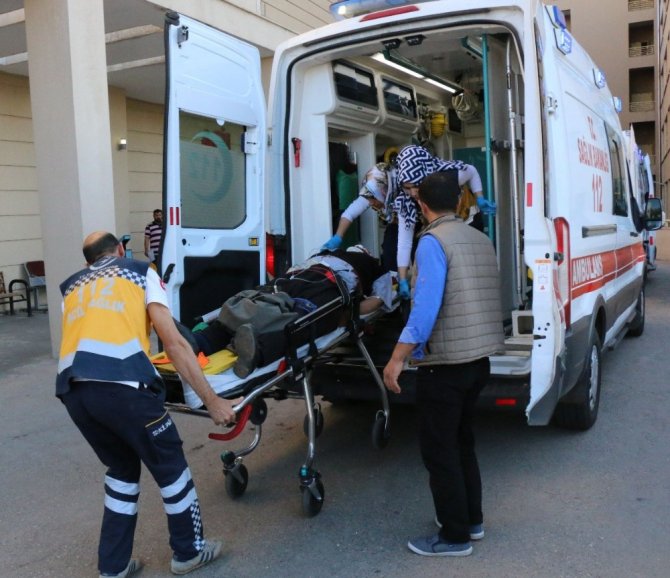 Arabalar kafa kafaya çarpıştı 2 si ağır 4 yaralı