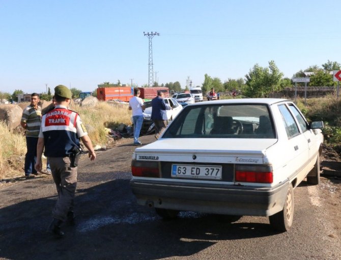 Arabalar kafa kafaya çarpıştı 2 si ağır 4 yaralı