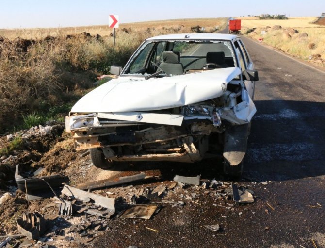 Arabalar kafa kafaya çarpıştı 2 si ağır 4 yaralı