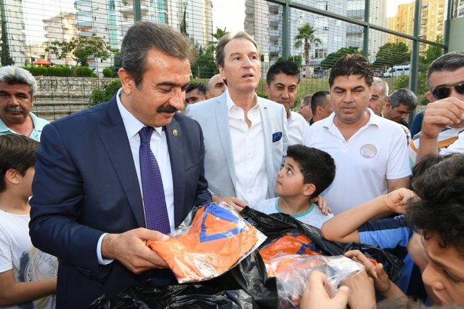 Çukurova Belediyesi Ücretsiz Futbol Yaz Okulu açtı