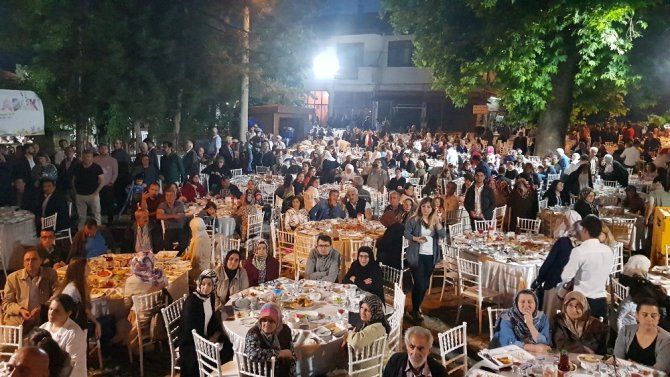 Köy meydanında protokole ve halka iftar verdi