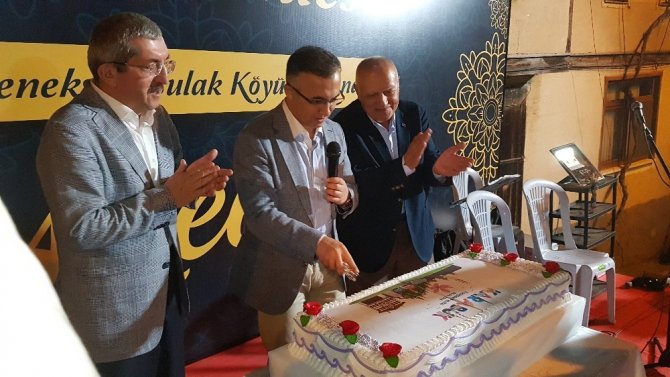 Köy meydanında protokole ve halka iftar verdi