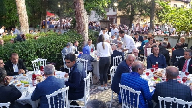Köy meydanında protokole ve halka iftar verdi