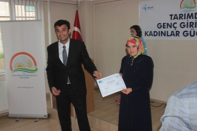 Kütahya'da 24 kadın çiftçi eğitim programı sonrası sertifikalarını aldılar