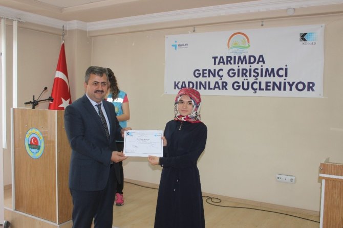 Kütahya'da 24 kadın çiftçi eğitim programı sonrası sertifikalarını aldılar