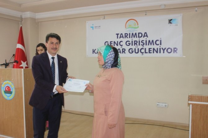 Kütahya'da 24 kadın çiftçi eğitim programı sonrası sertifikalarını aldılar