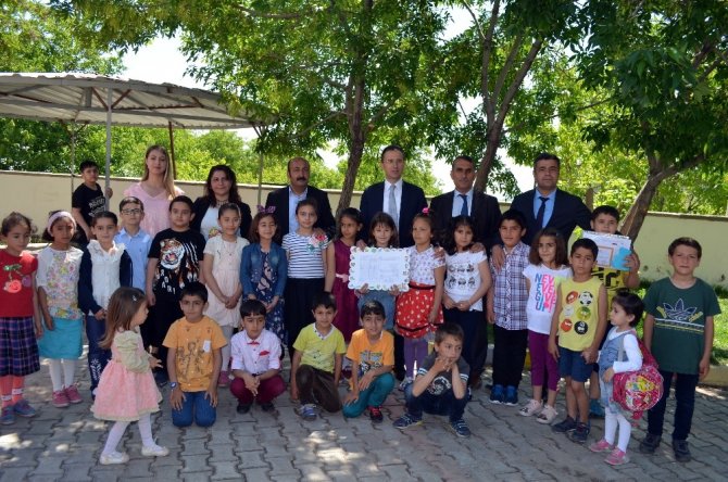 Adilcevaz’da öğrencilerin karne sevinci
