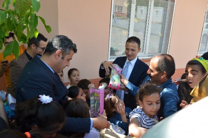 Adilcevaz’da öğrencilerin karne sevinci