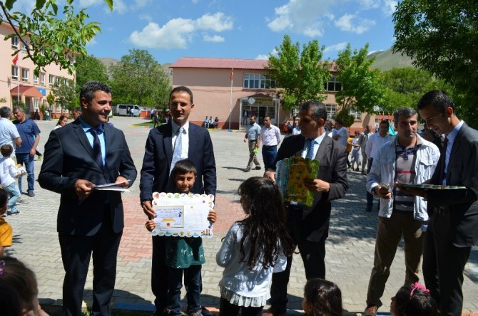 Adilcevaz’da öğrencilerin karne sevinci