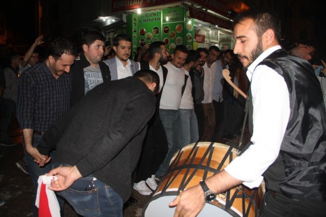 Elazığ’da davullu klarnetli sahur halayı
