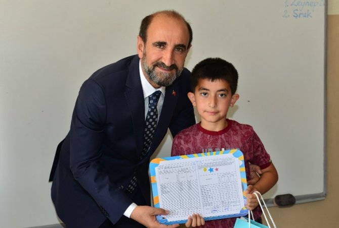 İsmail Hakkı Edabali karne gününde çocukların heycanına ortak oldu