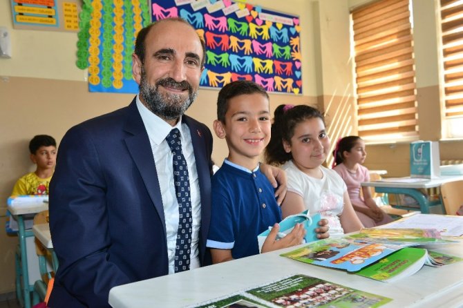 İsmail Hakkı Edabali karne gününde çocukların heycanına ortak oldu