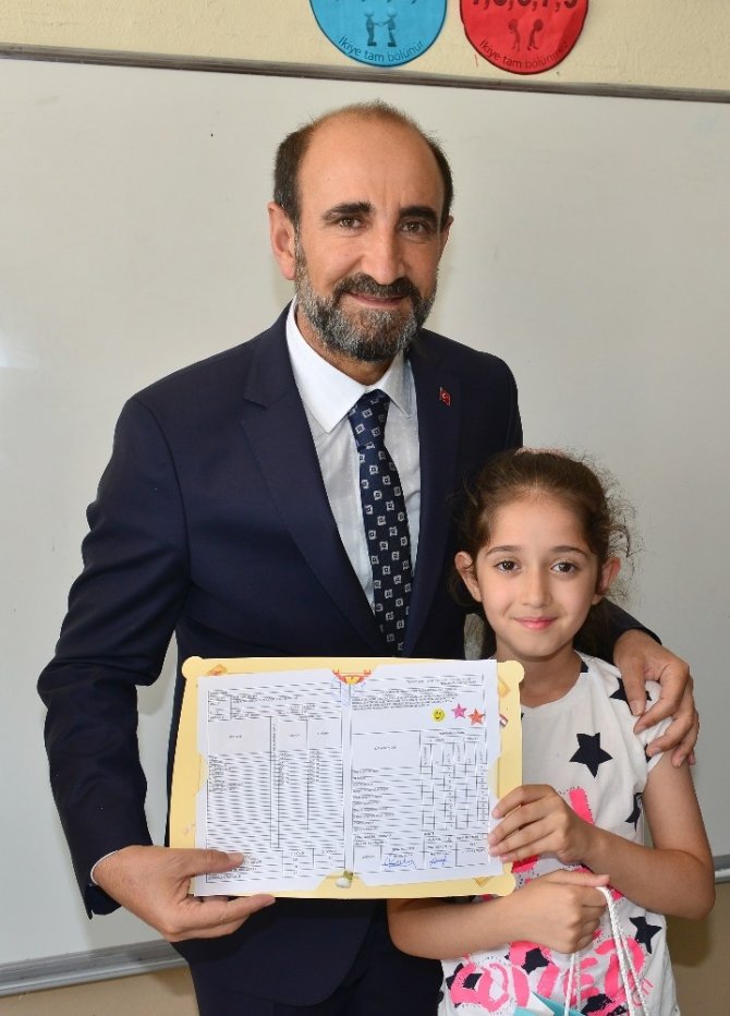 İsmail Hakkı Edabali karne gününde çocukların heycanına ortak oldu