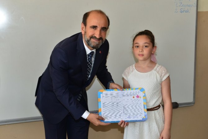 İsmail Hakkı Edabali karne gününde çocukların heycanına ortak oldu