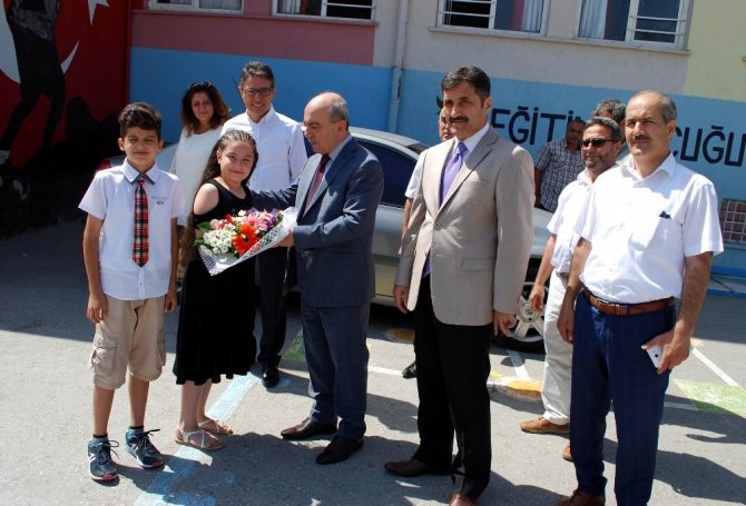 Öğrenciler karneleri alarak yaz tatiline başladı