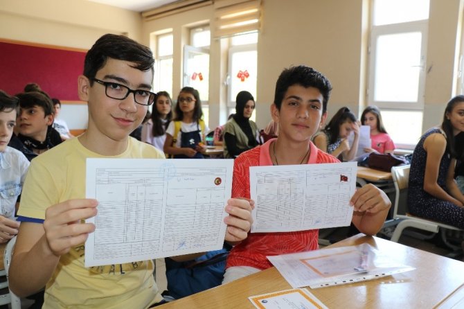 Zonguldak’ta 105 bin öğrenci karne heyecanı yaşadı