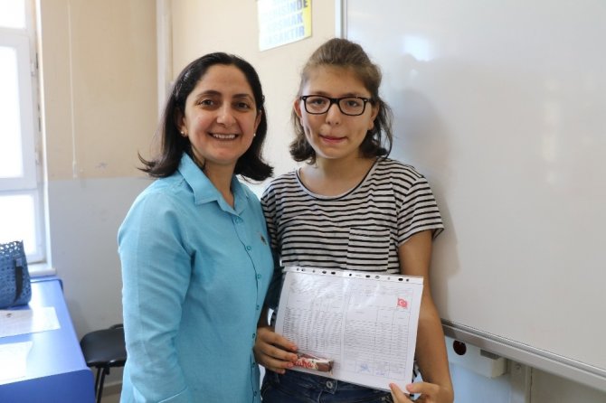 Zonguldak’ta 105 bin öğrenci karne heyecanı yaşadı